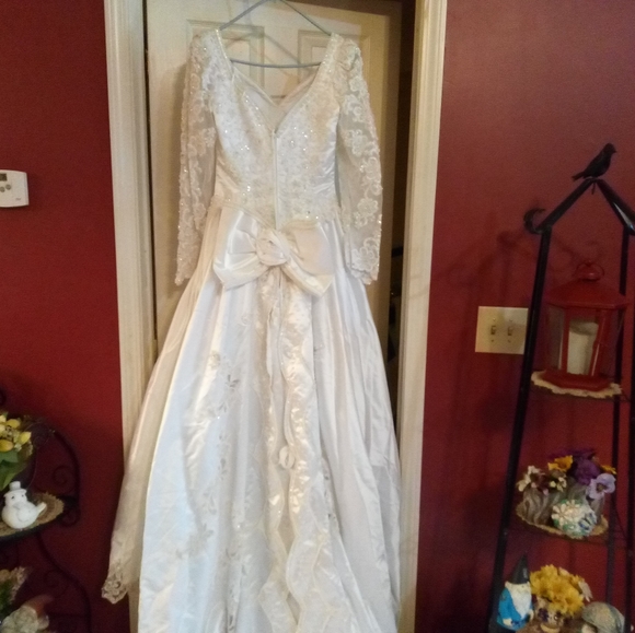 Wedding Dress - Picture 1 of 11